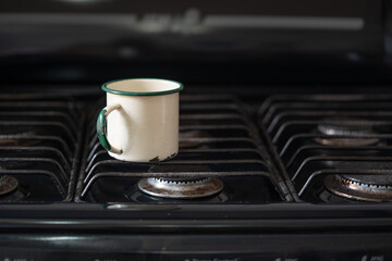 estufa apagada con olla de peltre vacía