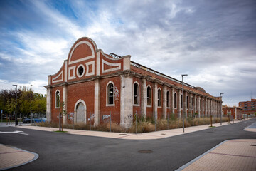 Fototapeta premium Valladolid ciudad europea al atardecer en invierno con luces expresionistas y misteriosas 