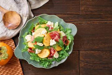 柿と生ハムとカッテージチーズの秋の彩りサラダ