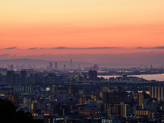 Obraz premium 都市の夜明け 神戸市東灘区岡本の高台から市街地と大阪湾を隔て大阪市街地の景観