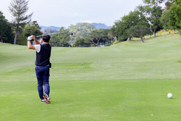 ゴルフを楽しむ日本人のミドル男性