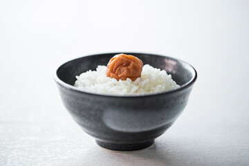 梅干しを乗せたご飯