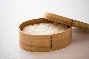 ご飯を詰めた曲げわっぱ