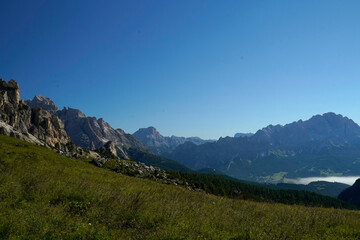 Fototapeta premium Lo spettacolare scenario panoramico del Passo Giau e Ra Gusela con le Cinque Torri e il gruppo delle Tofane. Dolomiti di San Vito di Cadore, Belluno, Veneto, Italia