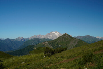 Fototapeta premium Lo spettacolare scenario panoramico del Passo Giau e Ra Gusela con le Cinque Torri e il gruppo delle Tofane. Dolomiti di San Vito di Cadore, Belluno, Veneto, Italia
