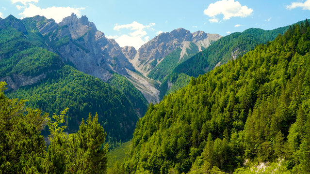 Paesaggi sul sentiero del Campanile di Val Montanaia nel Parco delle Dolomiti Friulane, Cimolais, Pordenone, Friuli Venezia Giulia, Italia