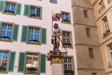 Zahringerbrunnen fountain statue with bern flag and old buildings
