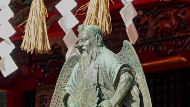 高尾山薬王院の御本社前の天狗像