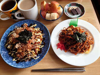 Osaka B-class gourmet food at a local diner - Mixed Modern (set meal of okonomiyaki and sauce yakisoba), with a small dessert dish / 町の大衆食堂で食べる大阪 B級グルメ～ミックスモダン(お好み焼きとソース焼きそばの定食セット)，デザート小鉢付き 