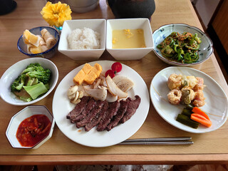 A typical menu found at a local diner: beef steak set meal (cut steak and grilled vegetables), soup, small dishes, and a dessert bowl / 町の大衆食堂で食べる定番メニュー～ビーフステーキ定食(カットステーキとグリル野菜)，椀物，小皿料理，デザートボウル付き