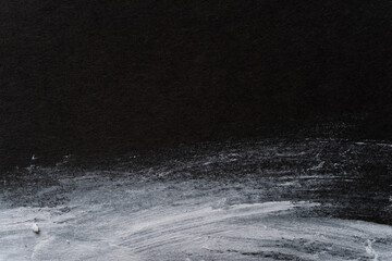 Obraz premium 黒色の画用紙に塗られた白い絵の具