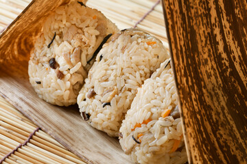 おにぎり（鶏ごぼう混ぜご飯）