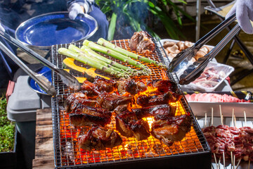 スペアリブのバーベキューをベランダで楽しむ男性