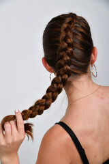 Naklejka premium frau, zopf, frisur, brpnett, rötliche, haare, schönheit, model, fotoshooting, isoliert, leitbild, gestalten, haar, gesicht, collier, hand, person, leute, glamour, haut, make-up, atelier, sinnlichkeit,