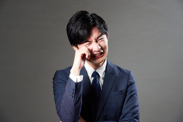 ビジネスマン　泣く　黒背景