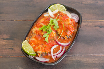 Court-bouillon de poisson à la créole, plat antillais traditionnel sur une table en bois.