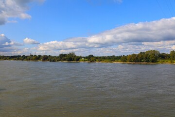 Blick auf den Rhein bei Duisburg