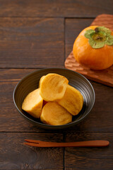 皮を剥いてカットした秋の味覚「柿」