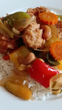 Poulet croustillant sauce aigre-douce sur riz basmati