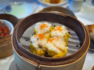 竹せいろで蒸した海老焼売をクローズアップで撮影した中華料理