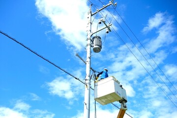 電柱の電気復旧工事をしている作業員	