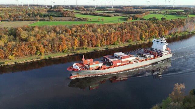 Containerschiff im Herbst im Nord-Ostsee-Kanal