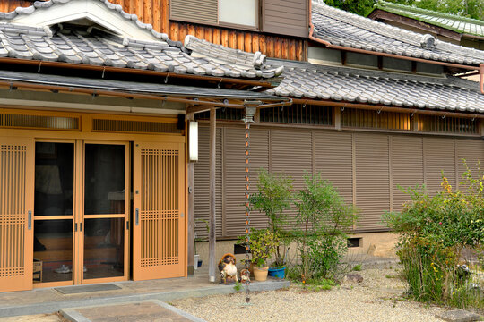 日本の古民家の外観と庭園｜瓦屋根、石灯籠、井戸が残るノスタルジックな和風建築