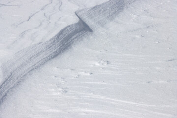 Obraz premium Diagonal edge of fresh white flat textured snow surface