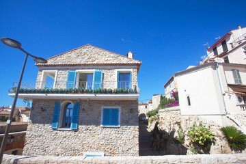 Naklejka premium Przepiękne kamienice z niebieskimi okiennicami, Prowansja, Antibes, Francja, Beautiful tenement house with blue shutters, Provence, Antibes, France