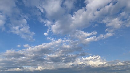 Obraz premium Cloud formations in the sky resemble ocean waves, reflecting a unique natural pattern, Earth Day