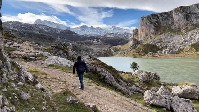 Senderista contemplando el Lago Ercina, Covadonga