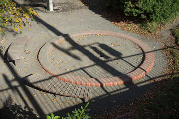 影の落ちている公園の砂場