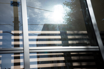 ガラスに反射した都市