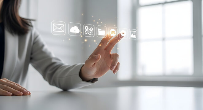 ホログラフィック・インターフェースを操作するビジネスウーマン