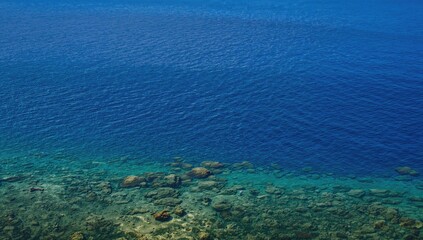 Obraz premium Coastal perspective of the ancient sunken metropolis beneath the Mediterranean waters