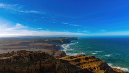 Obraz premium Canyon cliffs rising above the ocean, showcasing erosion risk