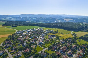 Die Gemeinde Falkenfels im niederbayerischen Kreis Straubing-Bogen im Luftbild