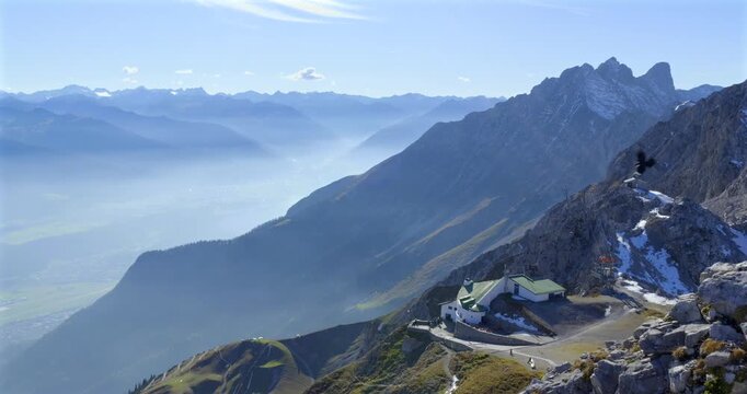 Blick vom Hafelekar auf die Bergstation und das Inntal, Innsbruck, Tirol, &Ouml;sterreich, Europa