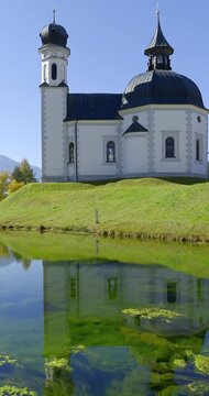 Seekirche Heiliges Kreuz, Seefelder Seekirchl, spiegelt sich im Wasser des Raabach, Seefeld, Tirol, &Ouml;sterreich, Europa