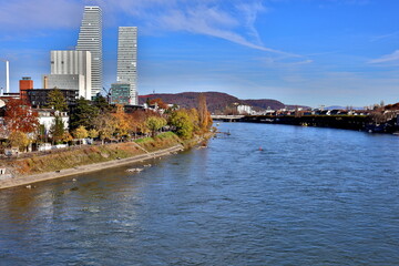 Fototapeta premium Der Rhein in Basel im Herbst