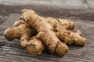 Fototapeta premium Roots are utilized to treat male impotence, alleviate headaches, and are ingested during colds. Ginger is a warm, aromatic spice used in cooking.