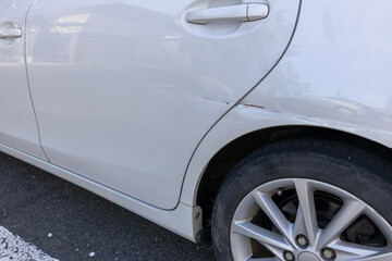 自動車の後部ドア付近のへこみ傷