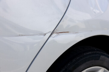 自動車の後部ドア付近のへこみ傷