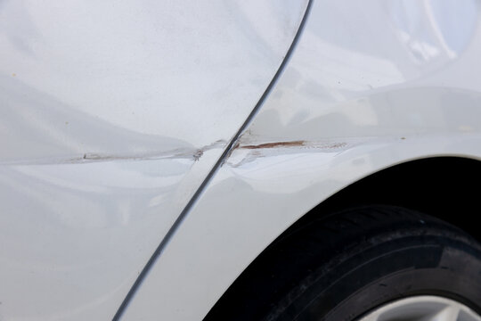 自動車の後部ドア付近のへこみ傷