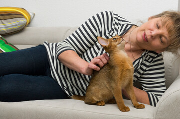 Frau genießt die Zeit mit ihrer Abessinier Katze