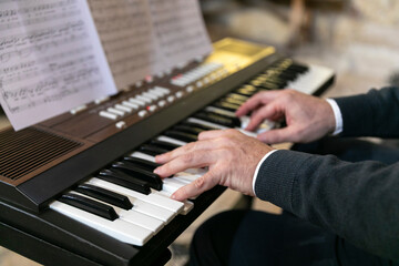 Obraz premium piano, música, teclado, mano, pianista, instrumento, jugada, músico, clave, musical, clásica, ruido, jazz, negro, blanco, dedo, sintetizador, artista, concierto, música