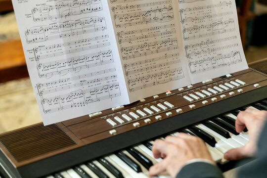 piano, m&uacute;sica, teclado, mano, pianista, instrumento, jugada, m&uacute;sico, clave, musical, cl&aacute;sica, ruido, jazz, negro, blanco, dedo, sintetizador, artista, concierto, m&uacute;sica, partitura, solfeo, libro, melo