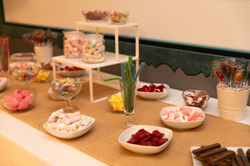 fresco, blanco, comida, delicioso, chuches, dulce, golosina, golosinas, rico, tentador, azúcar, colorido, fiesta, cumpleaños, celebración, bol, azucarar, caramelo, verde, rojo, apetitoso, mesa de dulc