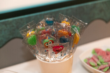 fresco, blanco, comida, delicioso, chuches, dulce, golosina, golosinas, rico, tentador, azúcar, colorido, fiesta, cumpleaños, celebración, bol, azucarar, caramelo, verde, rojo, apetitoso, mesa de dulc