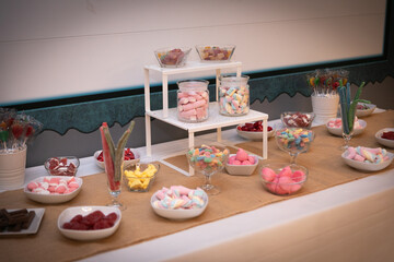 fresco, blanco, comida, delicioso, chuches, dulce, golosina, golosinas, rico, tentador, azúcar, colorido, fiesta, cumpleaños, celebración, bol, azucarar, caramelo, verde, rojo, apetitoso, mesa de dulc